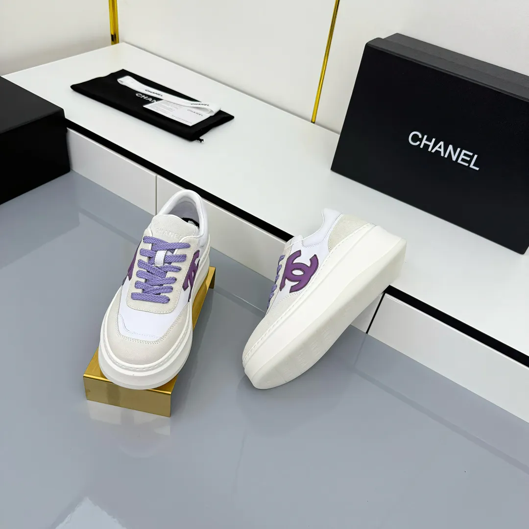 👟👟Ex-factory price 660👟👟 Top version! Chanel Chanel panda shoes! 2025 counter's top casual sports shoes. This classic design; the upper is electro-embroidered with a variety of techniques; the outsole is fashionable and sporty; the unusual inclusion of a variety of color matching elements... The diversified mix and match is very good-looking and versatile, and can be used for leisure, fashion, sports, and outdoor... ꫛꫀꪝ Go➫ Materials: ❶Upper made of: original imported first-layer silk cowhide + original waterproof cloth + original first-layer cowhide ❷Inner lining: Original Yangli+wang ❸ Outsole based on: Original TPU combination outsole Counter boutique packaging complete set for women 35–41